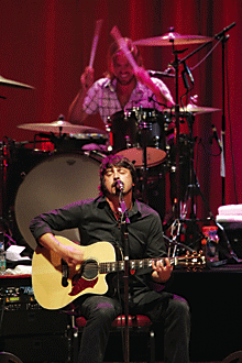 Dave Grohl sings through a Sennheiser 431, while drummer Taylor Hawkins uses a Sennheiser 945.
