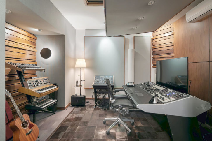 Many hours have been logged in Prydz's home studio, as proven by the armrest on the desk. Photo: www.thealtmanbrothers.com