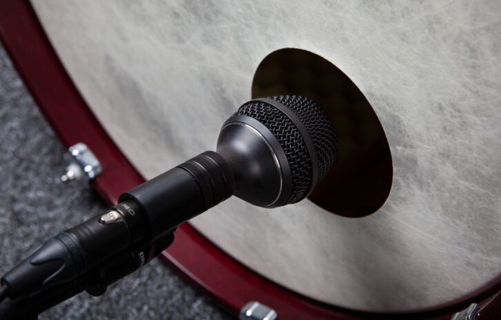 The DPA 4055 placement, made sturdy with the clip, can be moved easily inside or outside the kick drum.