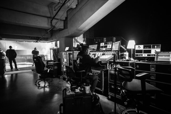 During a tour stop at New York City’s new UBS Arena, monitor engineer Travon Snipes could be found behind his DiGiCo Quantum 5 console in monitorworld, with a packed 500 Series rack beside him. Photo courtesy of Travon Snipes.