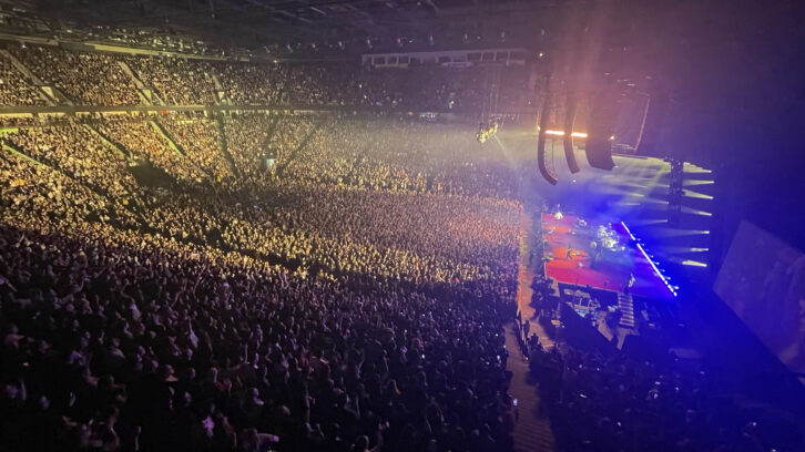 Paramore concert crowd excited for the performance in how long is the paramore concert 2022