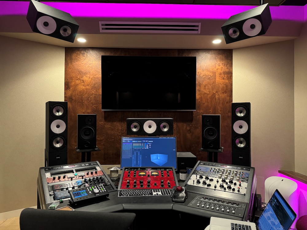Rob Kinelski, known for his mixes for Billie Eilish, Karol G and others, has launched a new home studio outfitted with an Amphion 7.1.4 monitor setup. 