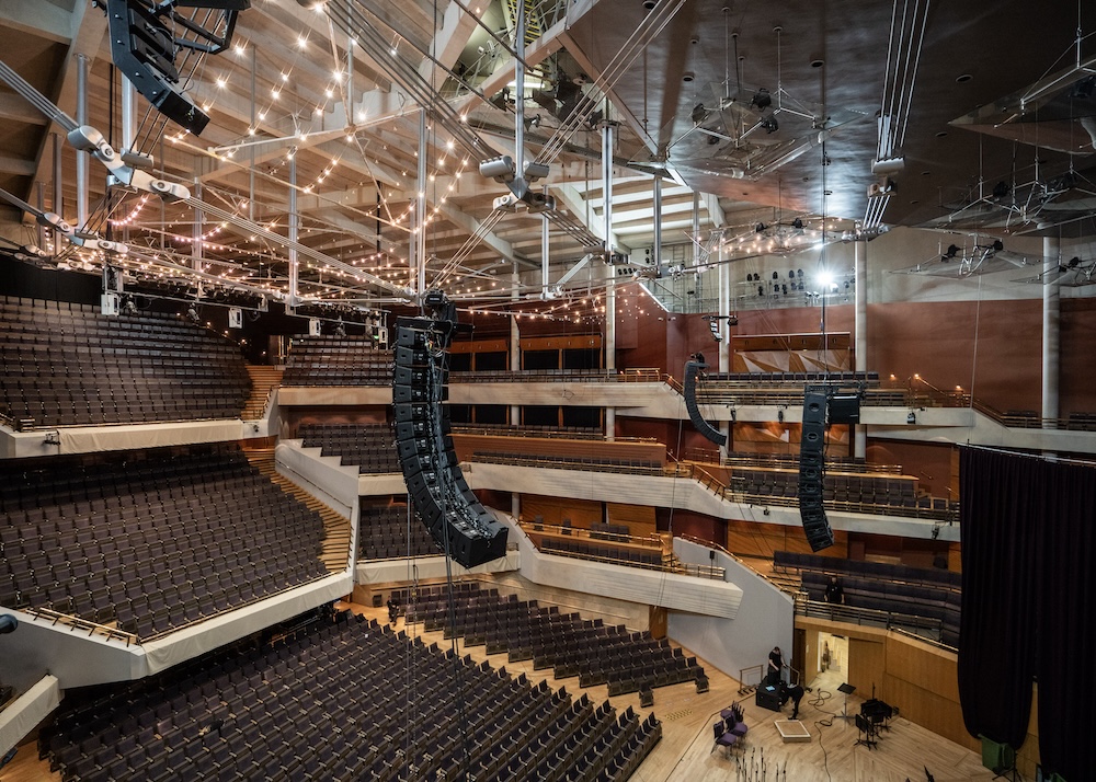 The Hallé Orchestra recently played the soundtrack of Top Gun: Maverick live along to the film, and dBS Solutions provided audio for the event.