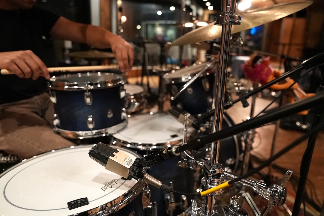 An AKG 414 on the floor tom. Photo: KarmanV.
