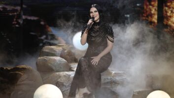 Laura Pausini and her black blingShure ADX2 at the Billboard Latin Music Awards in Miami, FL. Photo: Alexander Tamargo/Telemundo via Getty Images.