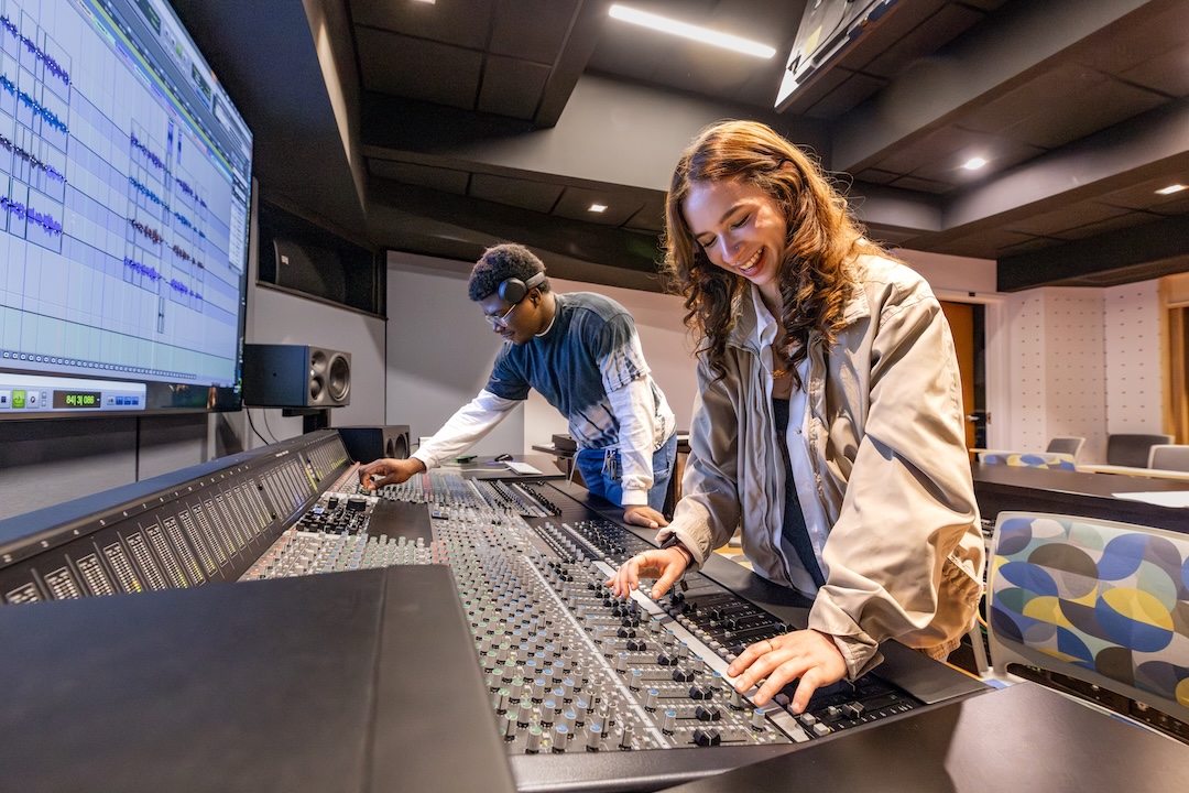 Students in session. Photo: Matteo Bracco/Hofstra University.
