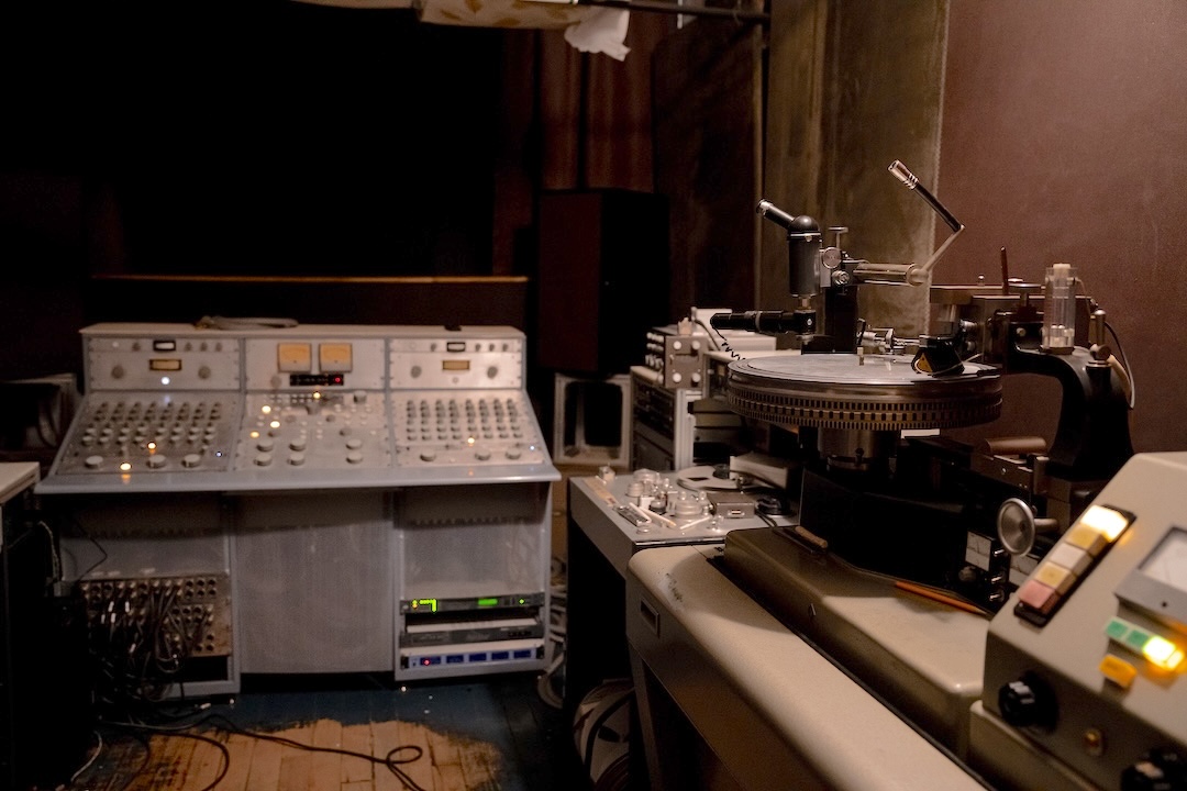 Recreated Atlantic Studios mastering room, downstairs from Paul Gold’s Salt Mastering studio in Brooklyn, with a Scully 501 and Gold’s own recreated console. Photo: Macall Polay/20th Century Studio.