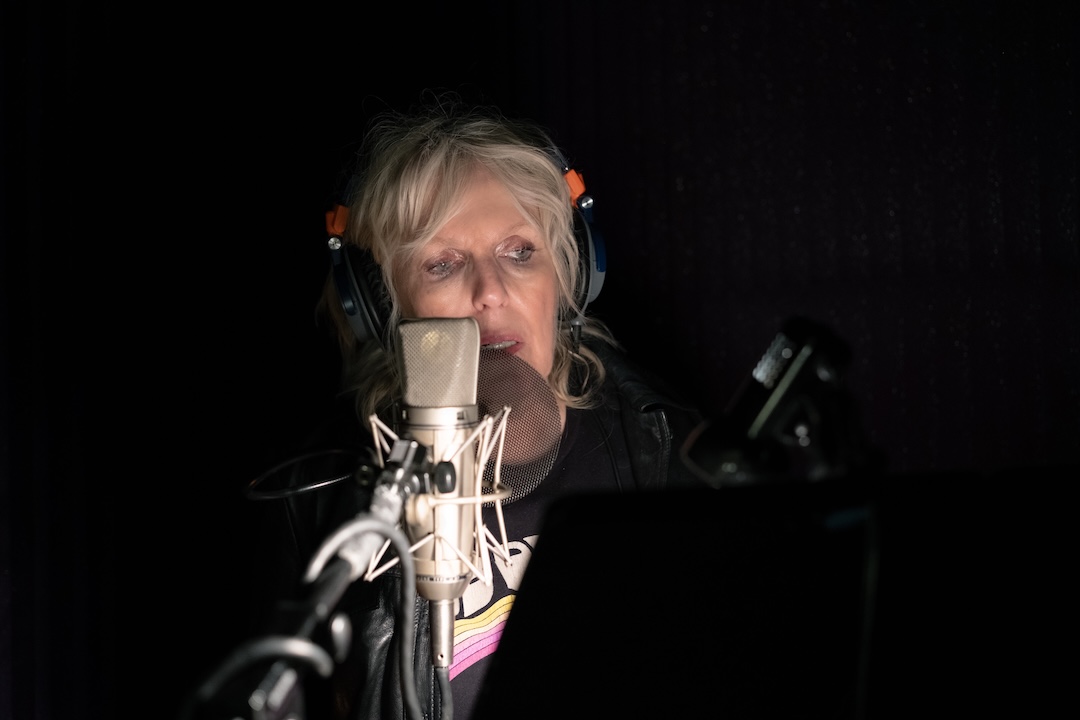 Lucinda Williams singing into a Neumann U 67 during the tracking of World’s Gone Wrong. Photo: Courtesy of Ray Kennedy.