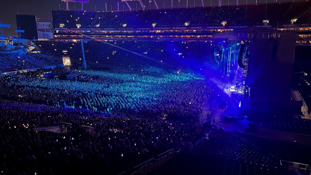 Kenny Chesney, at home in the stadiums. Photo: JH Audio.